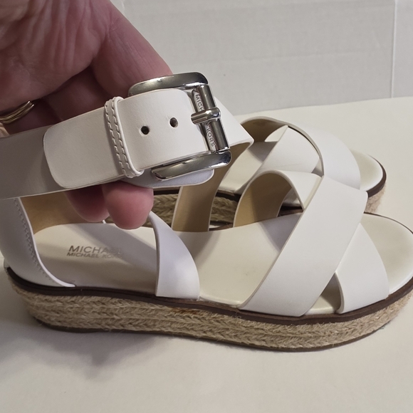 Michael Kors Darby White Leather Buckle Sandals 7.5 - Picture 3 of 11